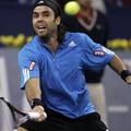 Čilski teniški igralec Fernando Gonzalez je premagal Švicarja Rogerja Federerja 