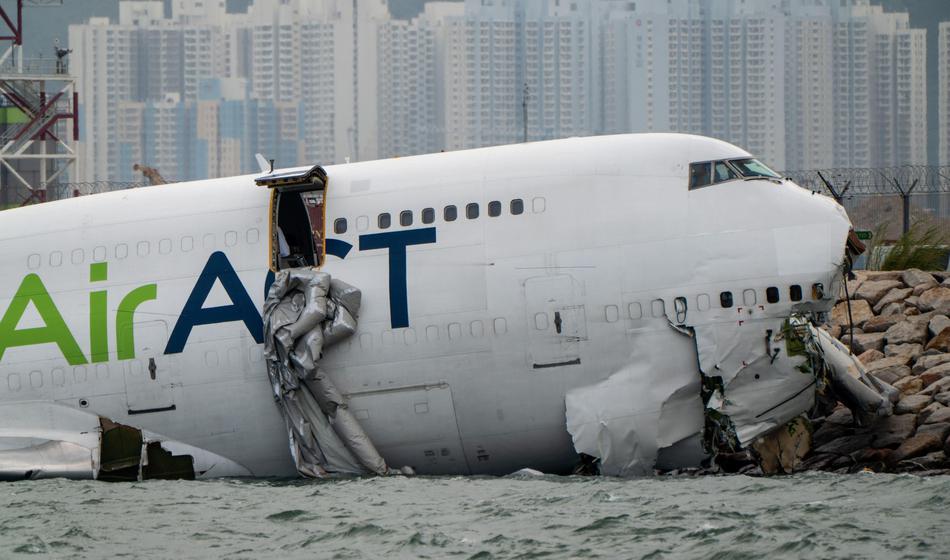 Huda nesreča letala: Prelomilo se je na pol, del ostal na kopnem, del v vodi