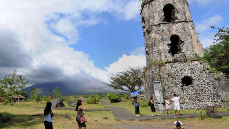 Tursiti na sliki ravnajo nespametno, a kljub temu so še vedno bolj varni kot tis