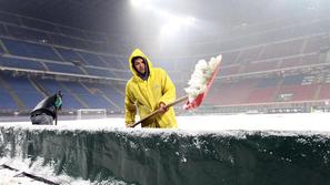 San Siro Giuseppe Meazza sneg kidanje čiščenje delavci