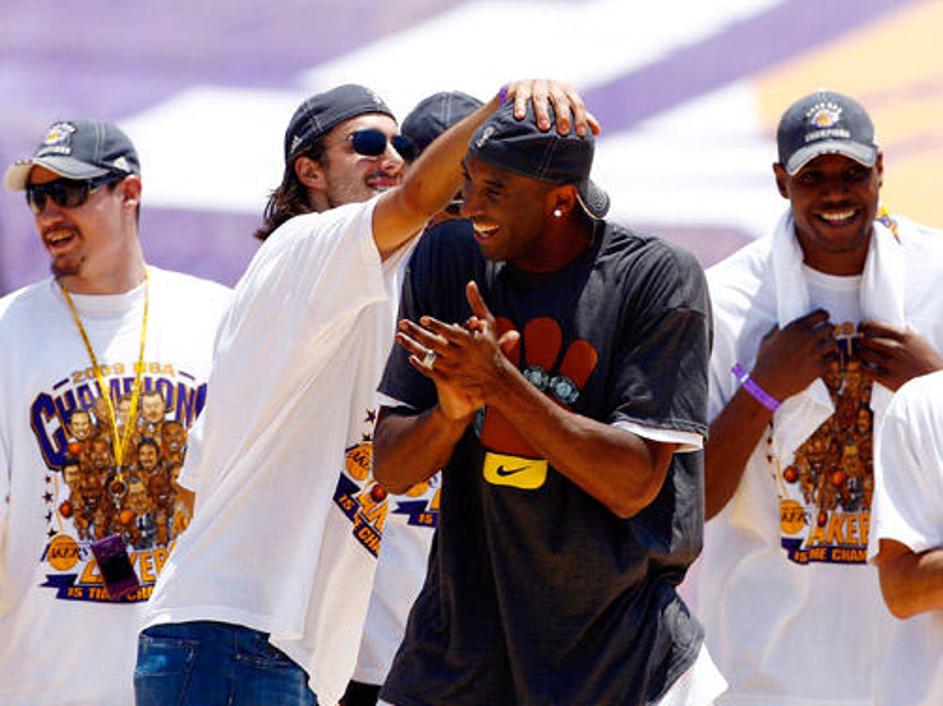Saša Vujačić, Kobe Bryant in soigralci so z navijači in Laker Girls proslavili n