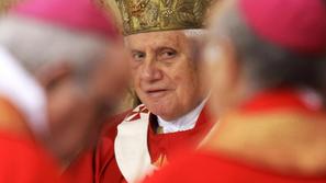 Papež Benedikt XVI. je junija med mašo v Vatikanu žrtve spolnih zlorab prosil za