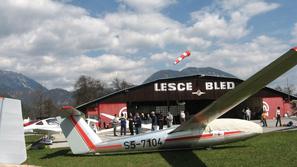Aeroklub ALC Lesce je v desetletni najem dobil 12 letal – deset jadralnih in dve