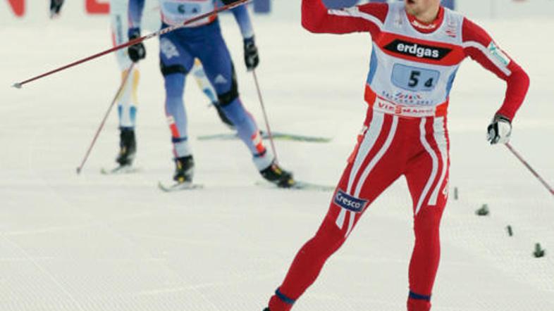 Petter Northug se je po zapletu v polfinalu veselil zmage v finalnem sprintu.