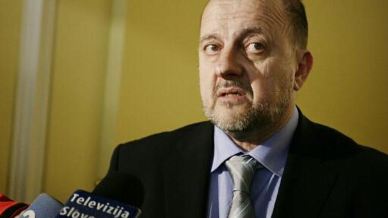 Poslanec Zmago Jelinčič Plemeniti je konec aprila vlado pozval k pripravi progra