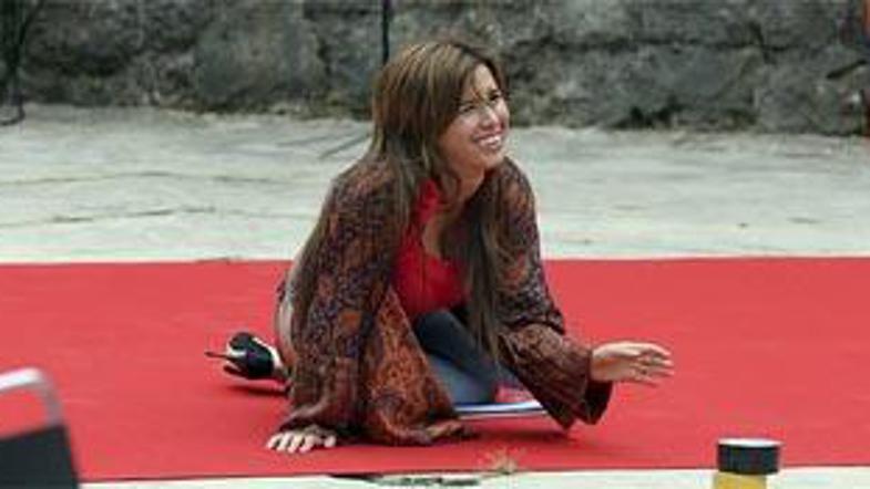 Nives se je svojemu padcu pošteno nasmejala.