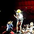 Lady Gaga je kljub oboževalki profesionalno nadaljevala koncert. (Foto: YouTube)