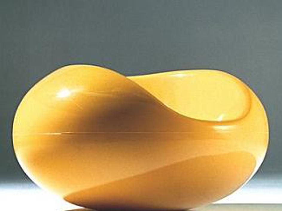 Eero Aarnio je naredil več stolov futurističnih oblik, ki se zelo dobro prodajaj