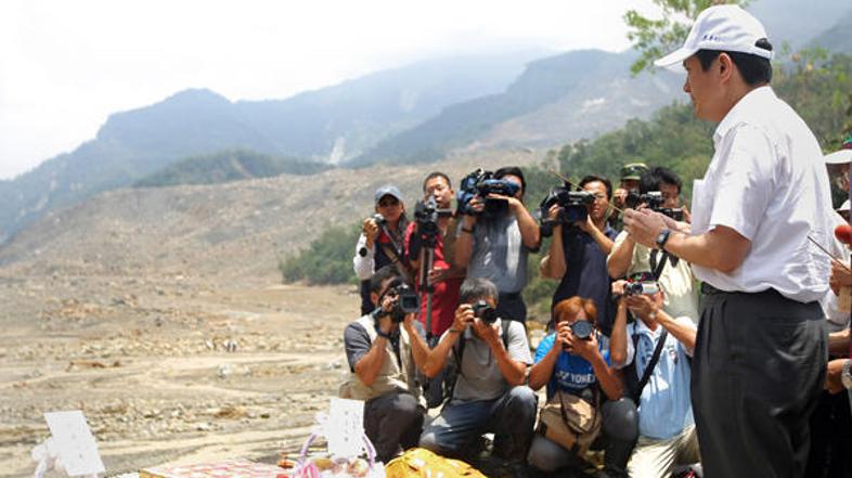 Predsednik Ma Ying-Jeou je obiskal vas, kjer je zemeljski plaz pokopal 400 ljudi