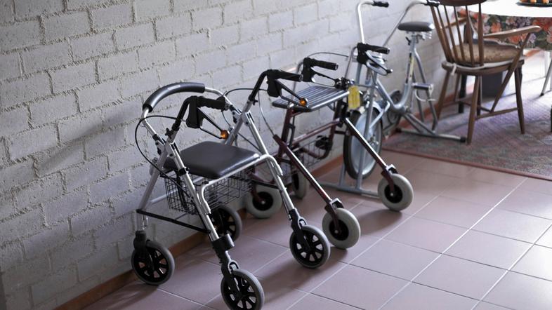 Hojca voziček star starostnik upokojenec upokojenci starostniki