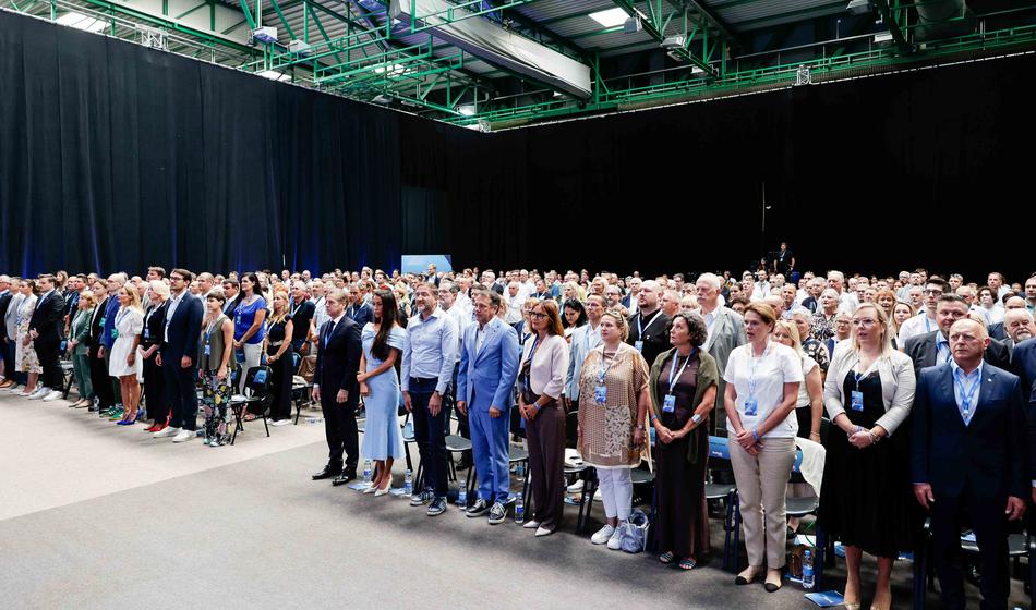 Naša političarka na račun videza neprestano posluša žalitve
