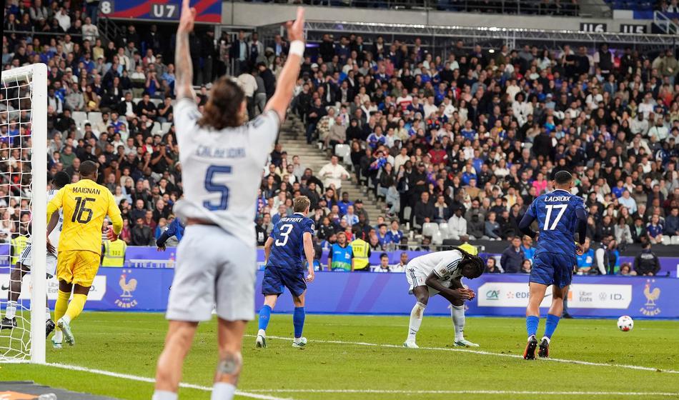 Azzurri vzeli točko v Parizu, veterana pokopala Turke