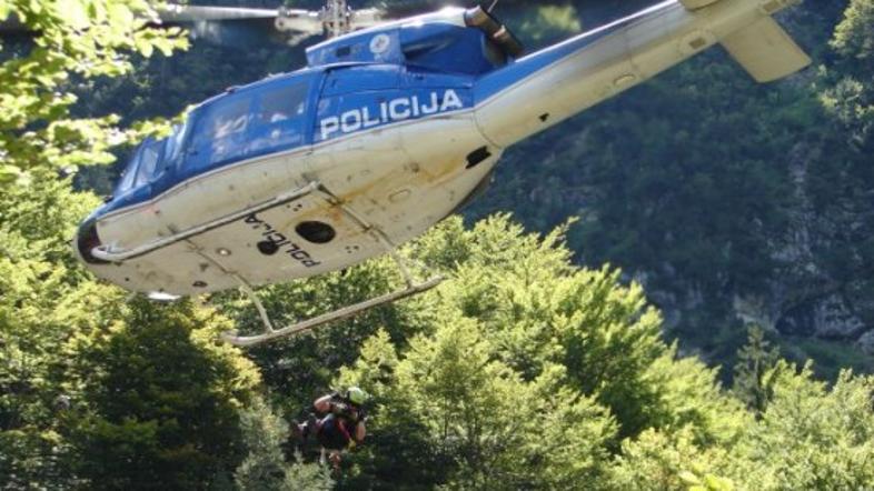 Helikoptersko reševanje pri slapu Parabola