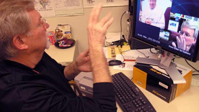 Gluhi oziroma naglušni bodo klicnemu centru vprašanja lahko posredovali prek SMS