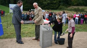 Temeljni kamen sta položila župan Zvone Lah in ravnatelj Aleksander Rupena. (Fot