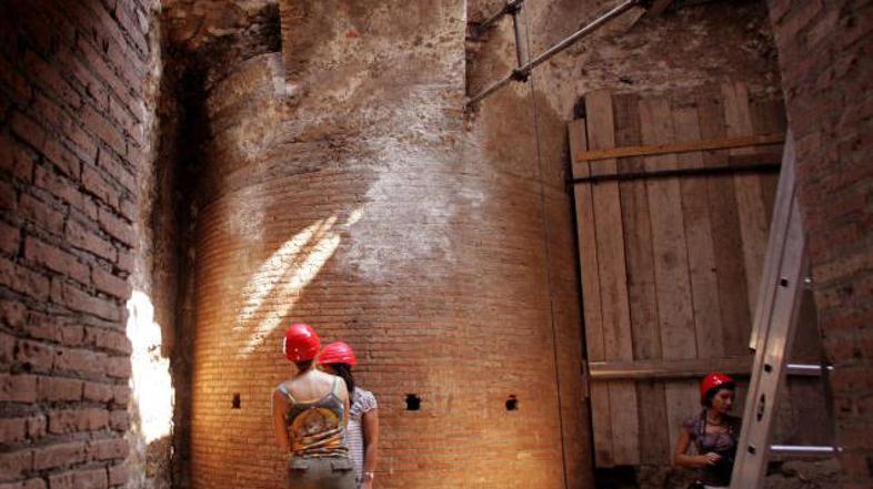 Novembra 2009 so arheologi odkrili znamenito vrtečo se jedilnico cesarja Nerona,