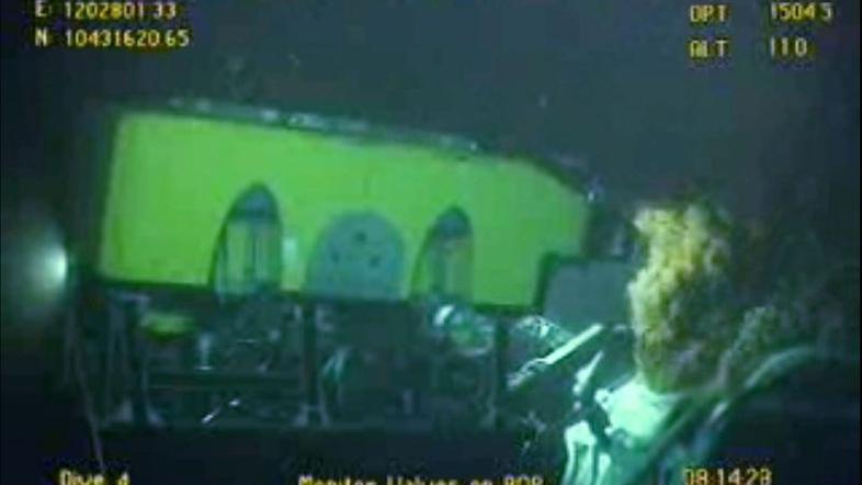 Robotska fotografija med postopkom "top kill". Ameriški predsednik Barack Obama 