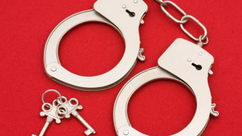 Vlomilec se je po pomoč zatekel na policijo.