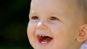 Ko otroku zraste prvi zob, začnite zobek in dlesni redno umivati. Otrokove zobe 