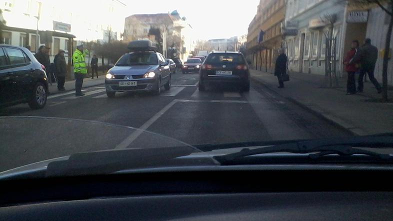 Policist v Celju je povzročal le še hujši kaos, se je pritožil bralec. (Foto: Br