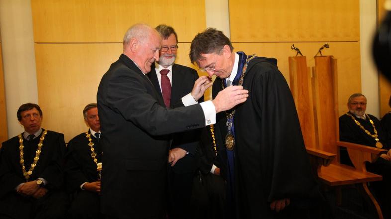Danijelu Rebolju, sedmemu rektorju v zgodovini mariborske univerze, je insignije