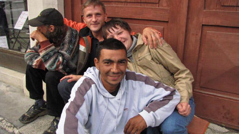 Marjanu, Mišelu in Karmen (od leve) ter drugim, ki posedajo na Glavnem trgu, se 