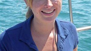 Abby na svoji jadrnici. (Foto: CNN)