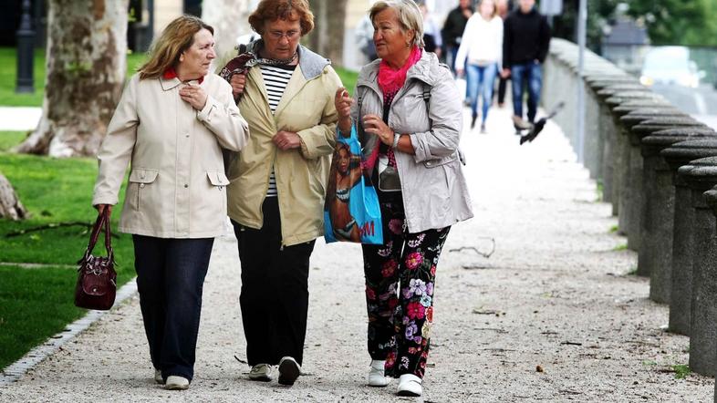 Slovenija 23.05.2013, trije starejse zenske na sprehodu na Kongresnem trgu v cen