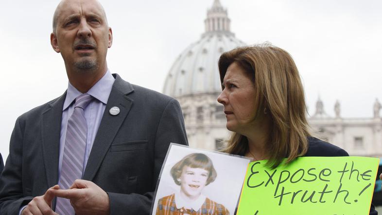 Ena od žrtev s svojo otroško fotografijo iz obdobja, ko je je zlorabil duhovnik.