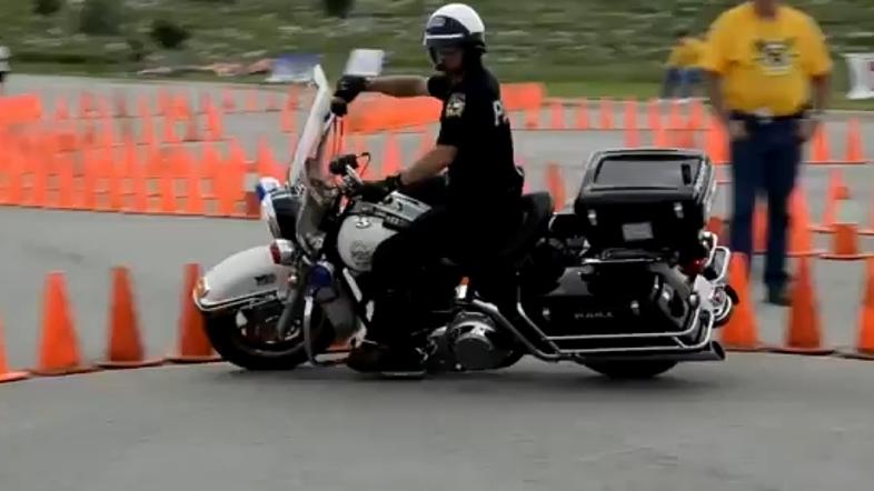 Policist na motorju