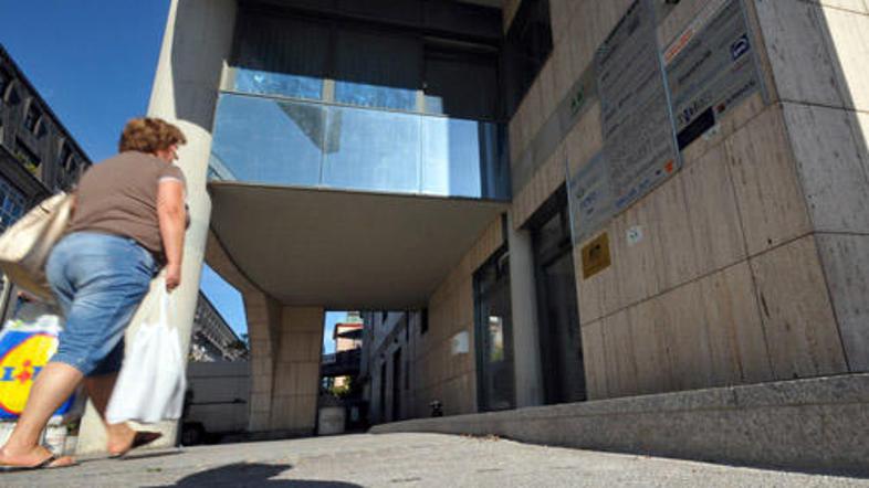 Laser se ukvarja predvsem z vzdrževanjem in logistiko, v Srbiji pa tudi pakira c