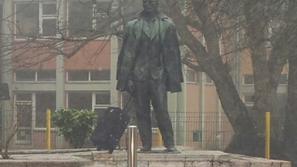 Kip Toneta Tomšiča s kovčkom 