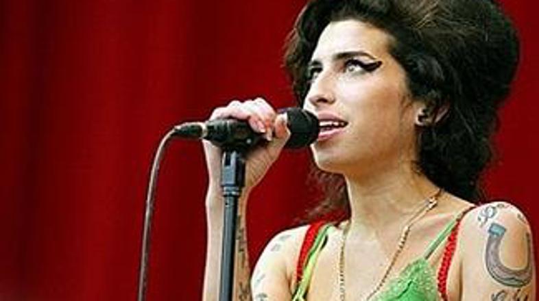 Amy Winehouse je poleg Peta Dohertyja najbolj razvpita in težavna ljubljenka bri