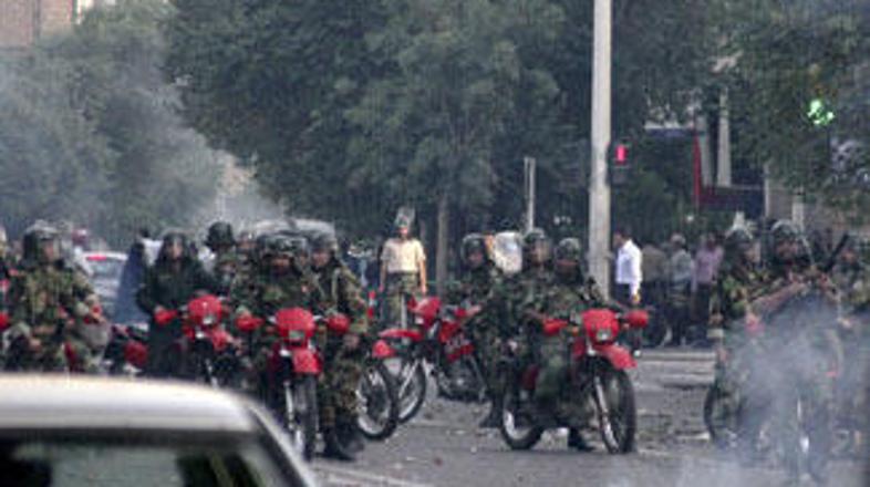 Oborožene varnostne sile so protestnikom skušale preprečiti dostop do notranjost