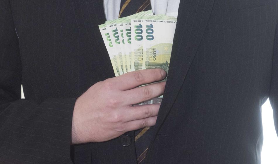 Tako so utajili davke in oškodovali podjetje, grozi jim tudi zapor