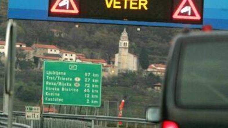 Na primorskih cestah voznikom preglavice dela močna burja. (Foto: BOBO)