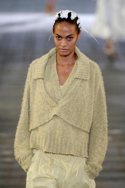 Joan Smalls na modni reviji Alexandra Wanga za pomlad poletje 2011.