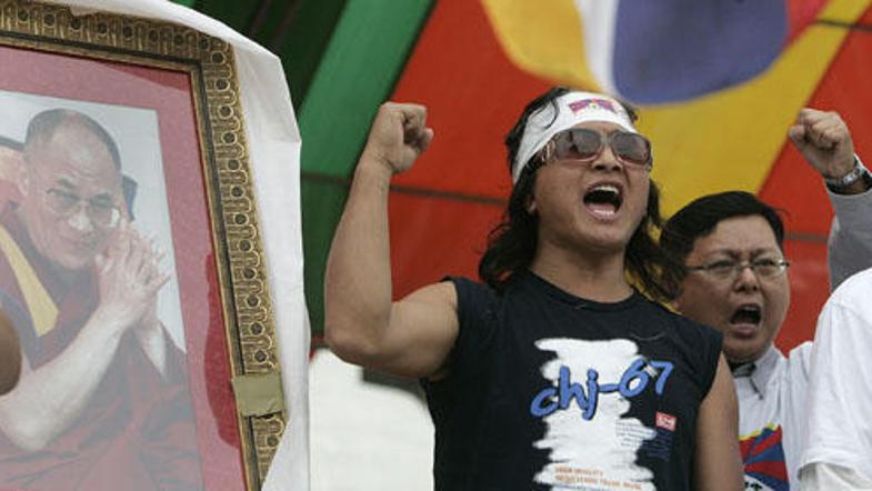 Aktivisti pozivajo k miru.