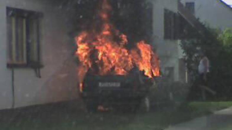 Gasilci in policisti so mrtvega otroka našli v avtomobilu, ki ga je nekaj minut,