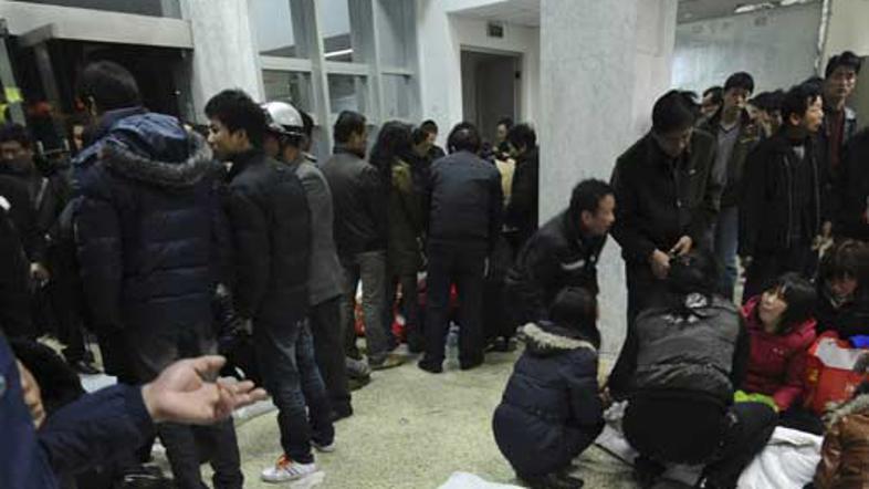 Na prizorišču tragedije so se zbrali svojci ljudi, ki so preminili v požaru.