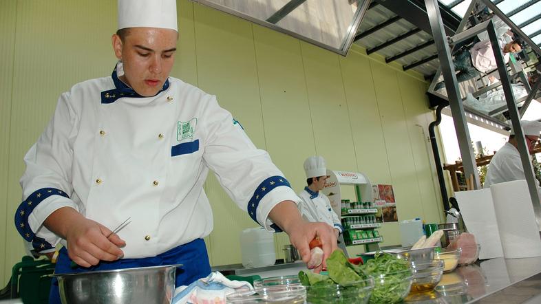 Kuharji, natakarji in njihovi pomočniki so med najbolj iskanimi kadri na Obali; 