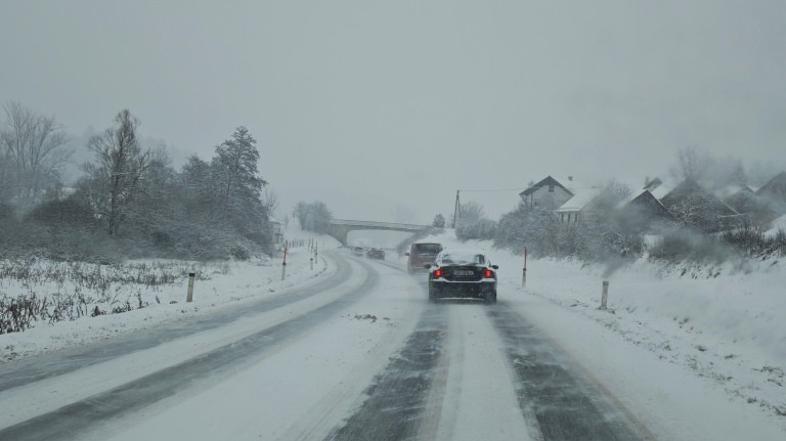 Sneg, zasnežena cesta, vreme, poledica