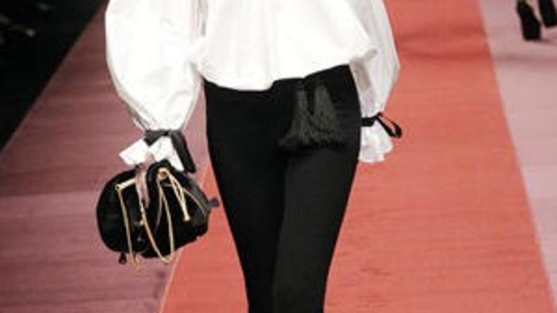 Širši rokavi, privzdignjen ovratnik in črni detajli so prepoznavni znak kolekcij