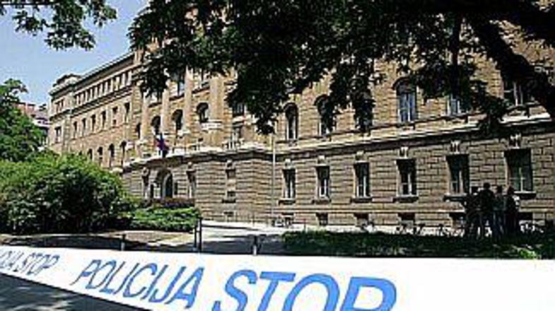 Telefonskih klicev o podtaknjenih bombah na sodiščih je vedno več.