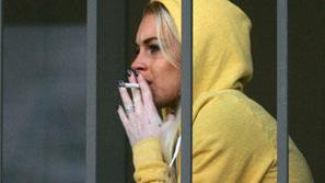 Po izpustu iz ječe je Lindsay pokadila cigareto.