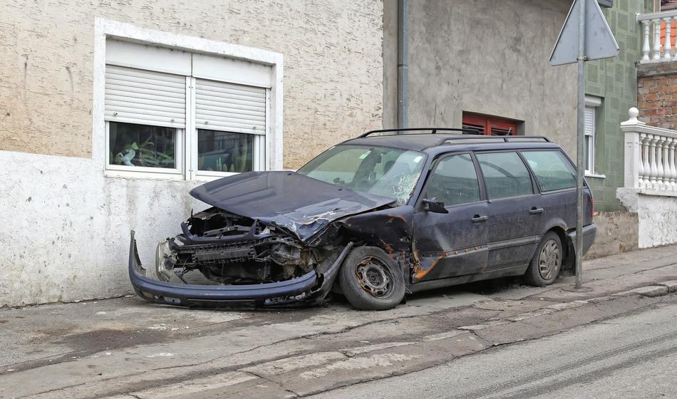 S parkirišča zapeljala na teraso in trčila v dve osebi