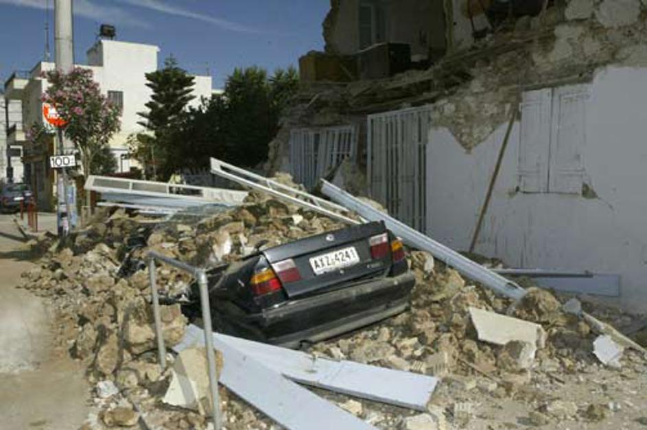 Pod ruševinami so se znašli tudi avtomobili.