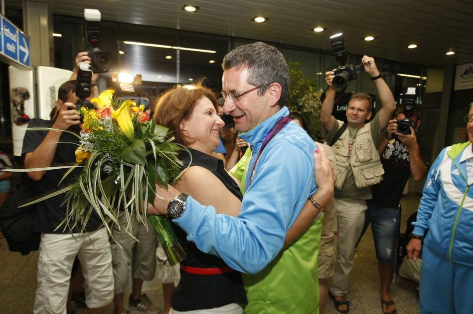 debevec metka žena sprejem brnik