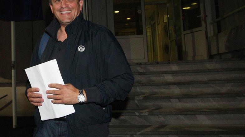 Gregor Jager (na fotografiji takoj po odpravljenem pridržanju), vidni član Zares