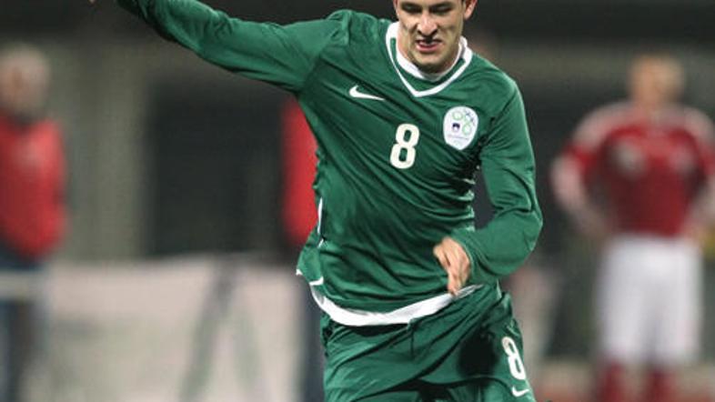 Mirnes Šišić, ki še ni dobil niti dinarja, si je stanovanje plačeval iz lastnega